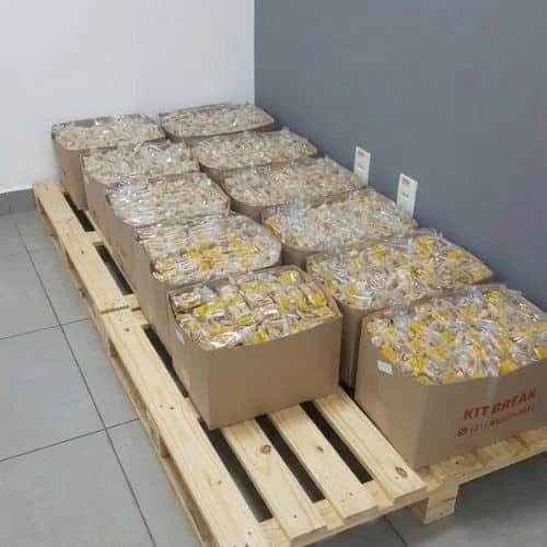 Paletes com caixas de kit lanche Kit Break prontos para entrega no Rio de Janeiro.